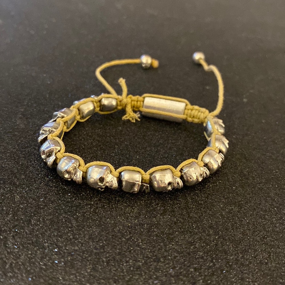 Bracelet w yellow yarn silver skull heads